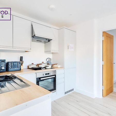Modern Serviced Apartments For Contractors & Families With Free Parking, Wifi & Netflix By Redwood Stays Бэйсингсток Экстерьер фото