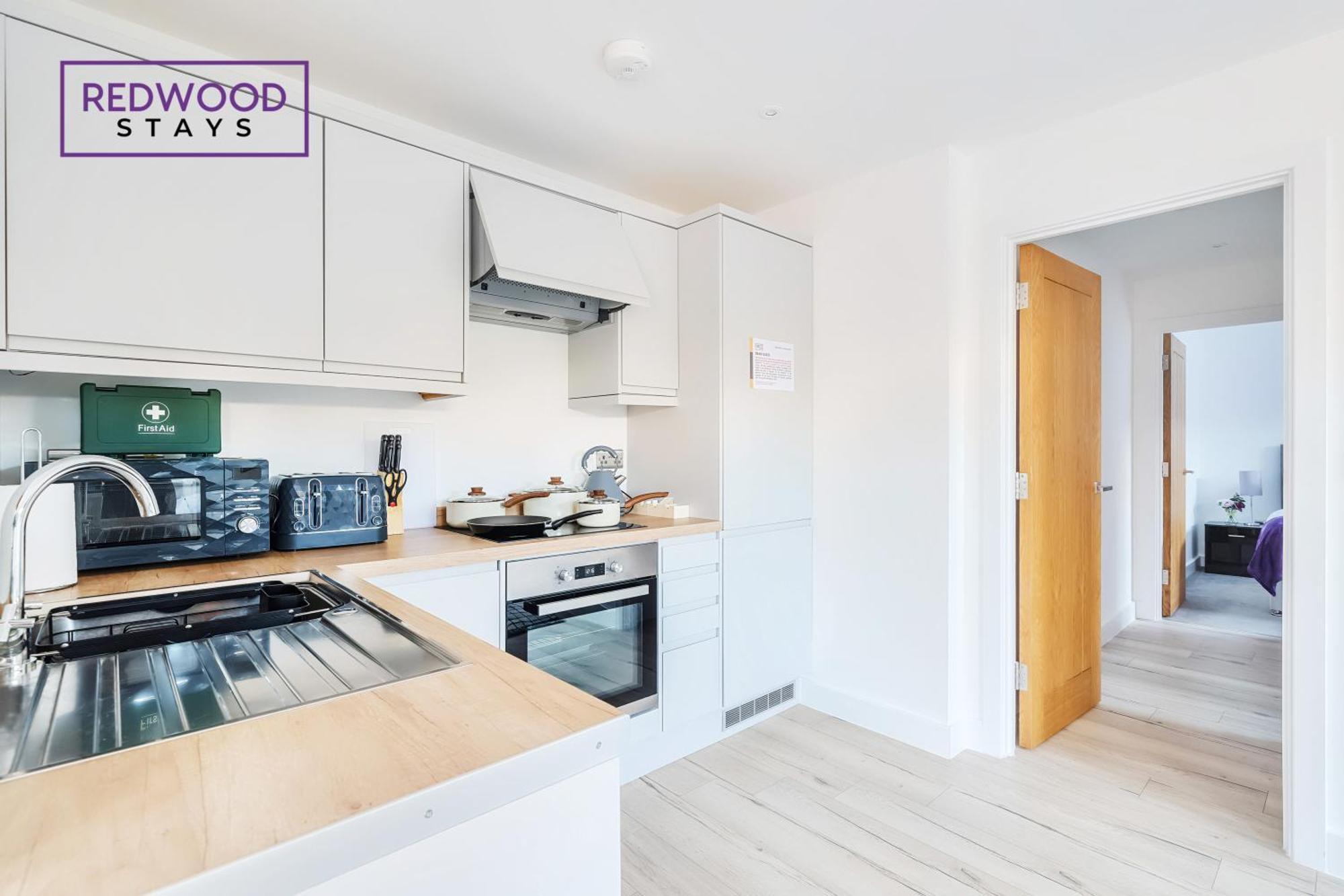 Modern Serviced Apartments For Contractors & Families With Free Parking, Wifi & Netflix By Redwood Stays Бэйсингсток Экстерьер фото