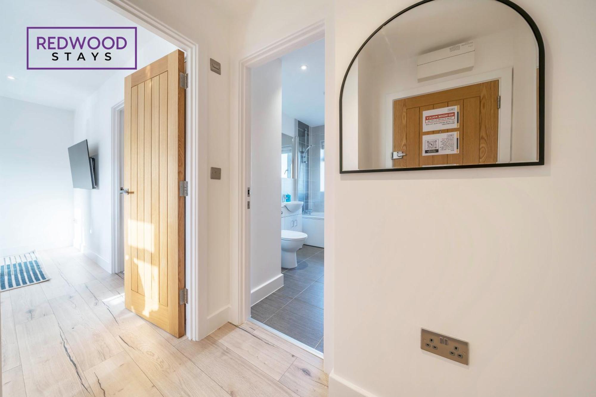 Modern Serviced Apartments For Contractors & Families With Free Parking, Wifi & Netflix By Redwood Stays Бэйсингсток Экстерьер фото