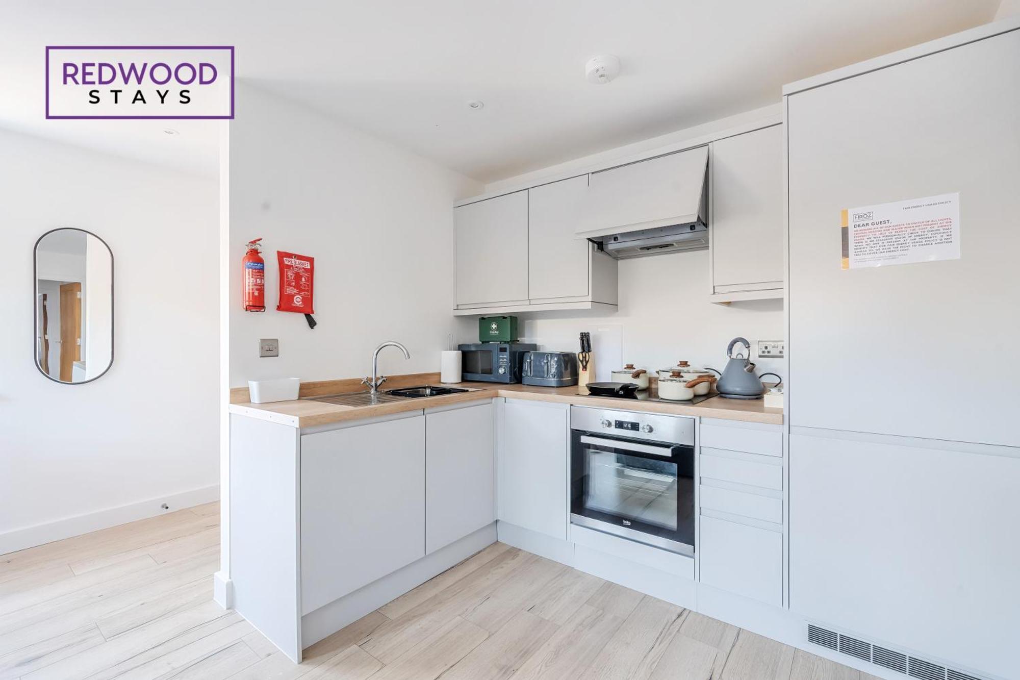 Modern Serviced Apartments For Contractors & Families With Free Parking, Wifi & Netflix By Redwood Stays Бэйсингсток Экстерьер фото