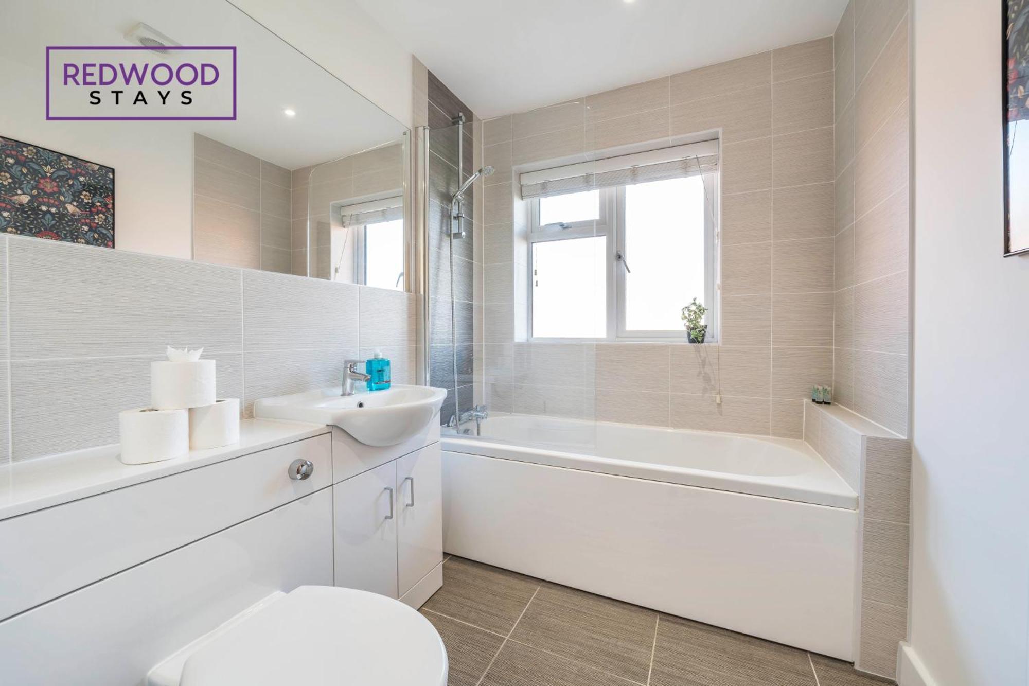 Modern Serviced Apartments For Contractors & Families With Free Parking, Wifi & Netflix By Redwood Stays Бэйсингсток Экстерьер фото