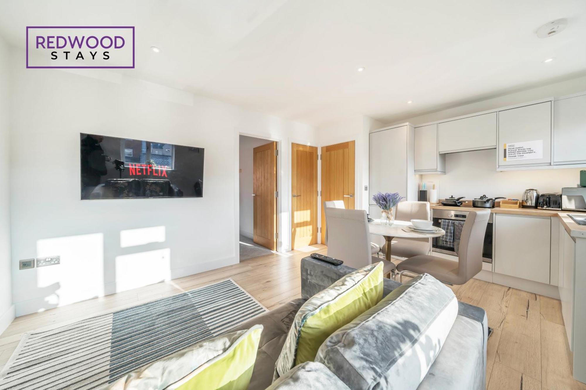 Modern Serviced Apartments For Contractors & Families With Free Parking, Wifi & Netflix By Redwood Stays Бэйсингсток Экстерьер фото