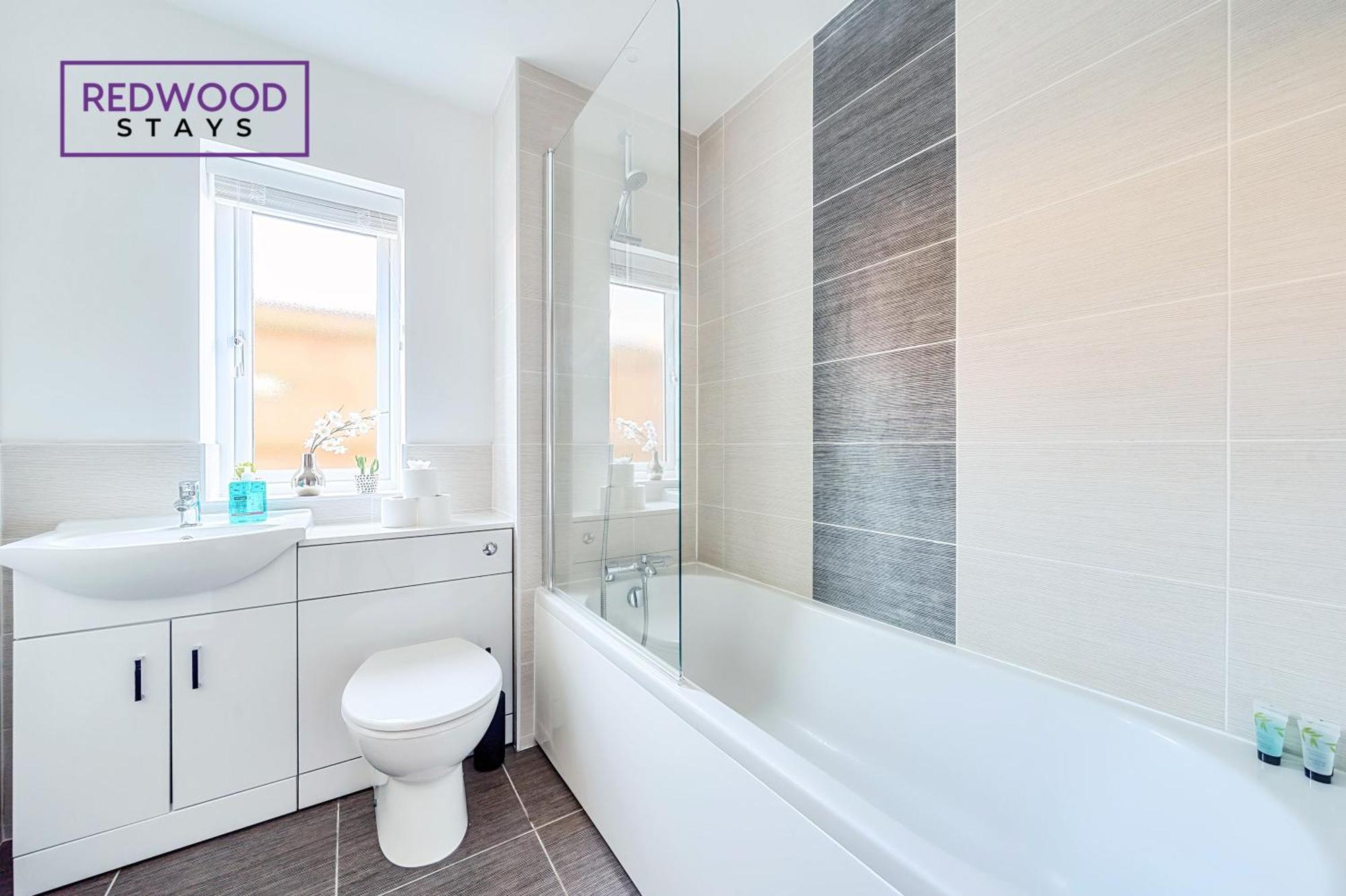 Modern Serviced Apartments For Contractors & Families With Free Parking, Wifi & Netflix By Redwood Stays Бэйсингсток Экстерьер фото