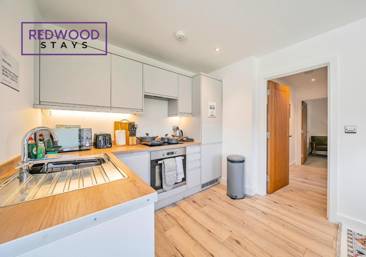 Modern Serviced Apartments For Contractors & Families With Free Parking, Wifi & Netflix By Redwood Stays Бэйсингсток Экстерьер фото