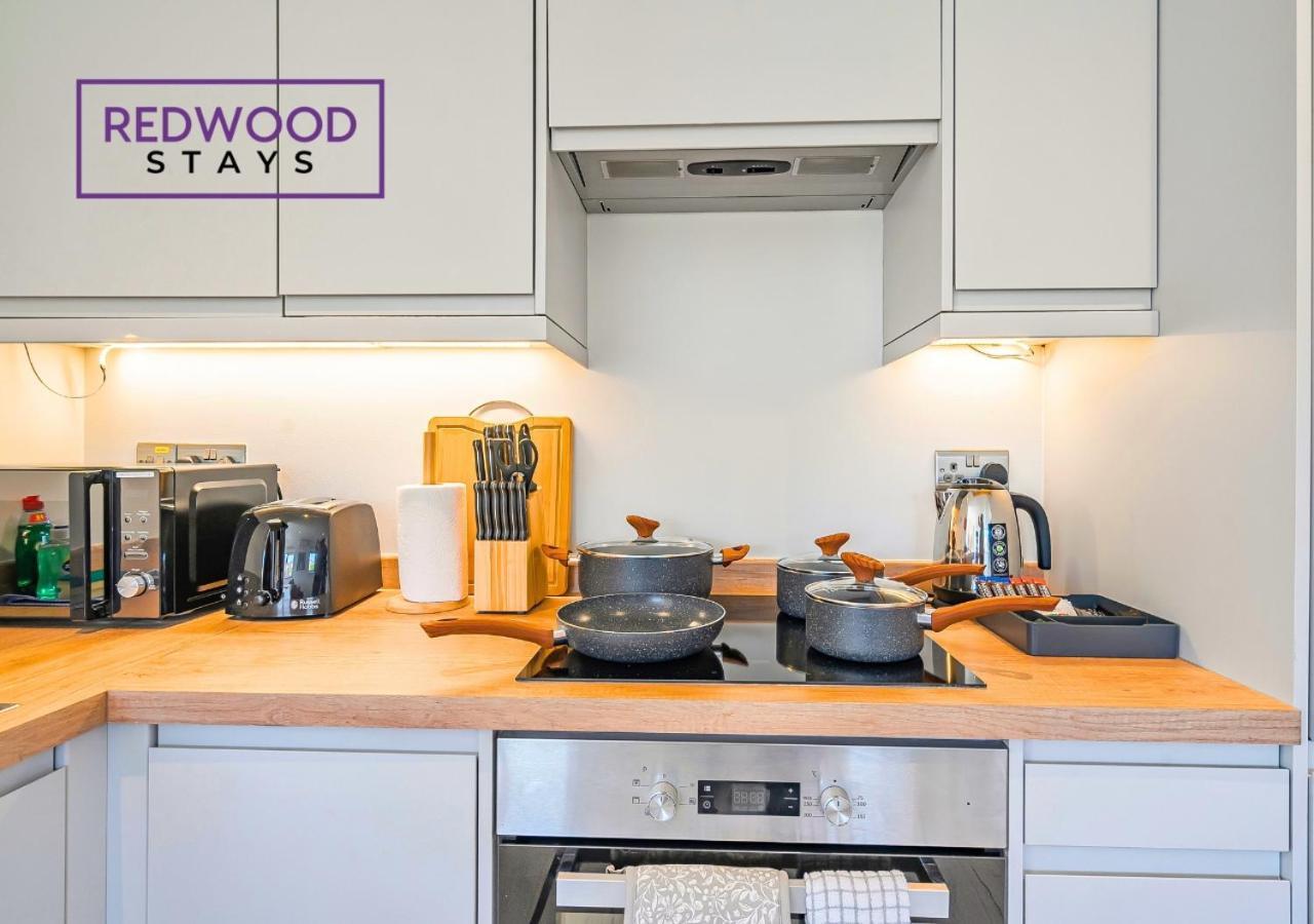 Modern Serviced Apartments For Contractors & Families With Free Parking, Wifi & Netflix By Redwood Stays Бэйсингсток Экстерьер фото