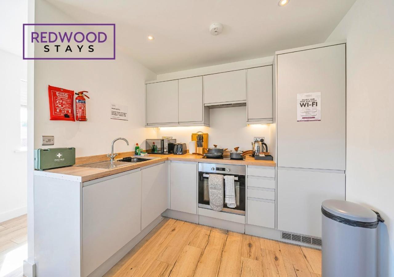 Modern Serviced Apartments For Contractors & Families With Free Parking, Wifi & Netflix By Redwood Stays Бэйсингсток Экстерьер фото